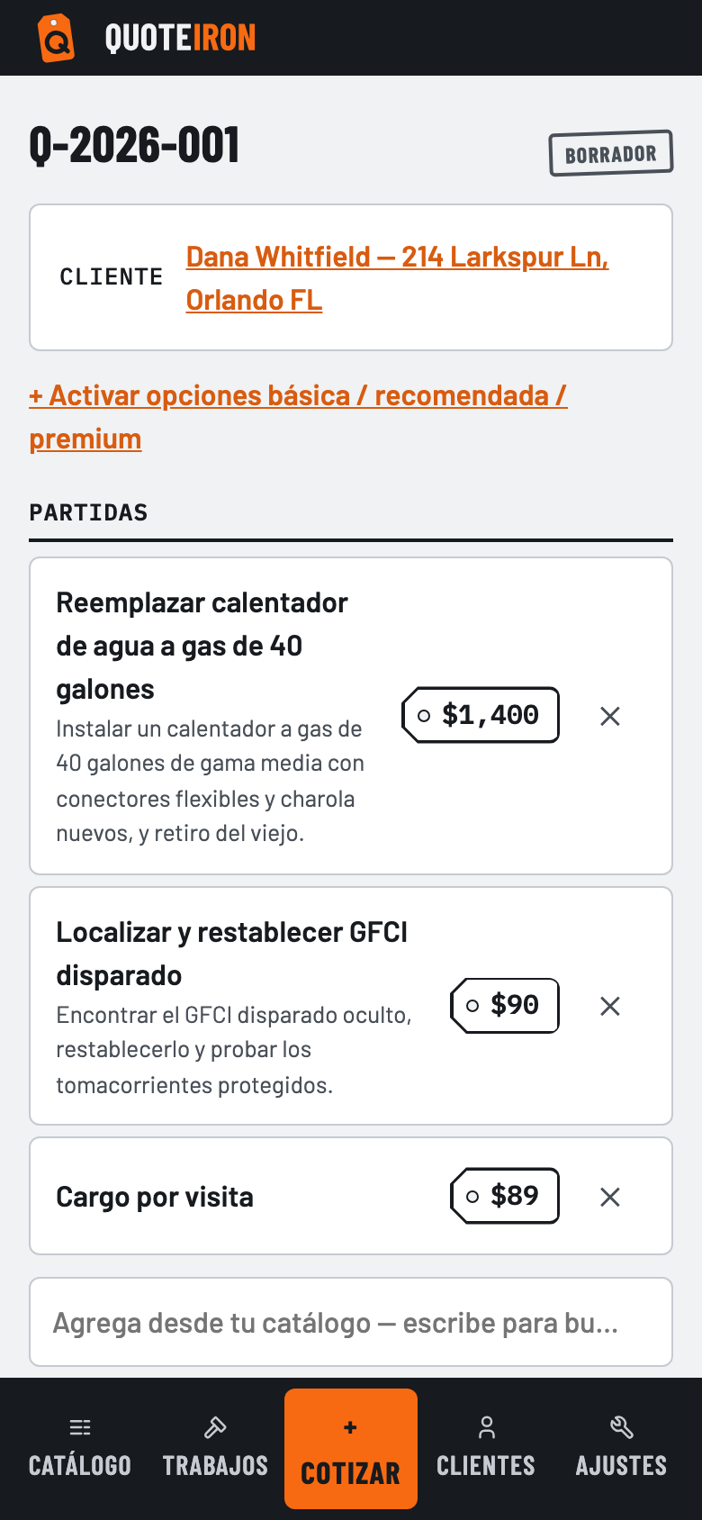 Una cotización de QuoteIron en un celular: cambio de calentador de agua, reinicio de GFCI, visita de servicio — total $1,579 con 30% de depósito.