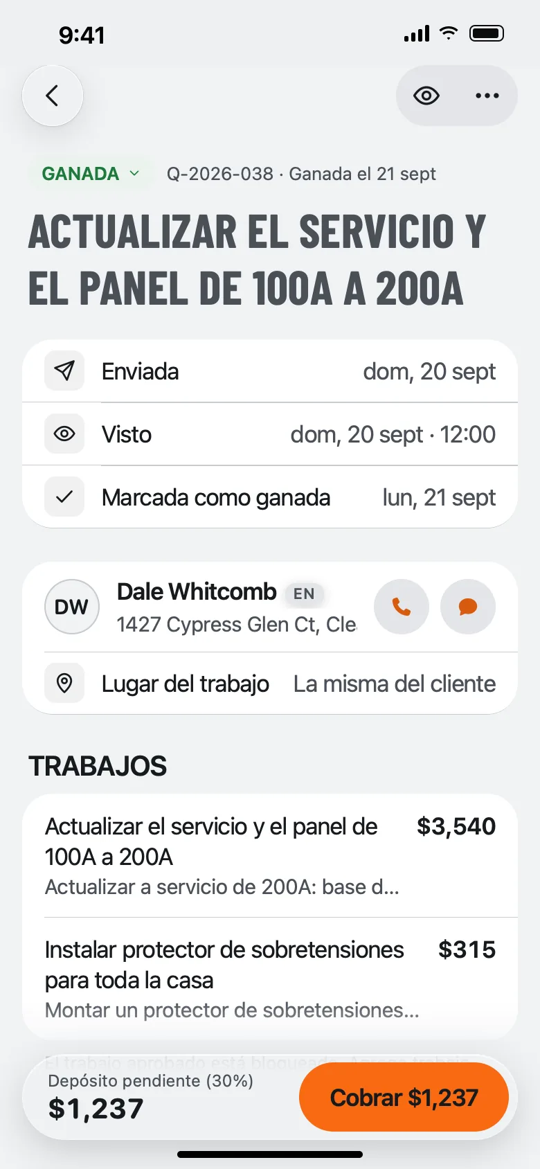 El mismo presupuesto en la app de QuoteIron, marcado como Ganada, con la línea de tiempo Enviada, Visto y Marcada como ganada, la tarjeta del cliente, los trabajos y el botón Cobrar $1,237.
