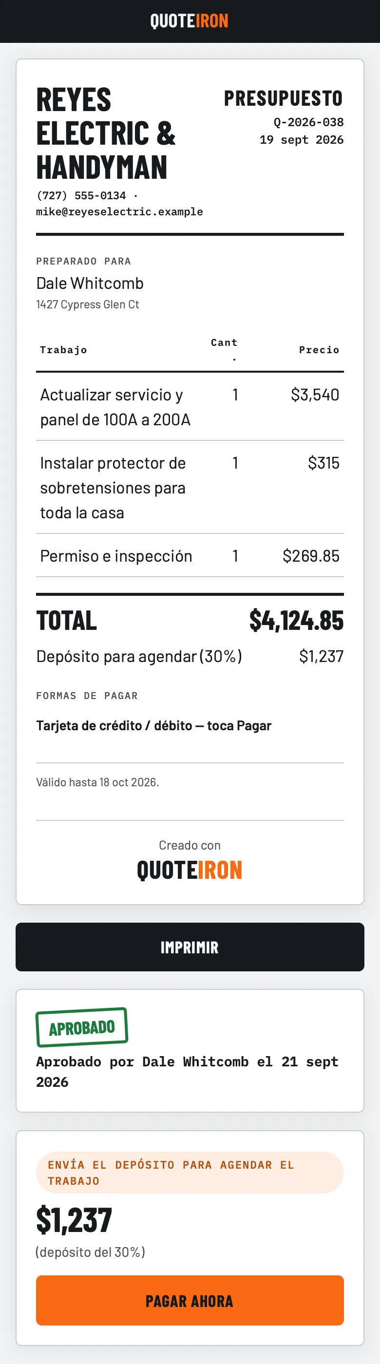 La página del presupuesto que abre su cliente desde el enlace: Reyes Electric and Handyman, presupuesto Q-2026-038 para Dale Whitcomb, total $4,124.85, la opción de pagar con tarjeta, un sello verde de APROBADO con la fecha y el depósito de $1,237 (30%) con un botón naranja PAGAR AHORA.